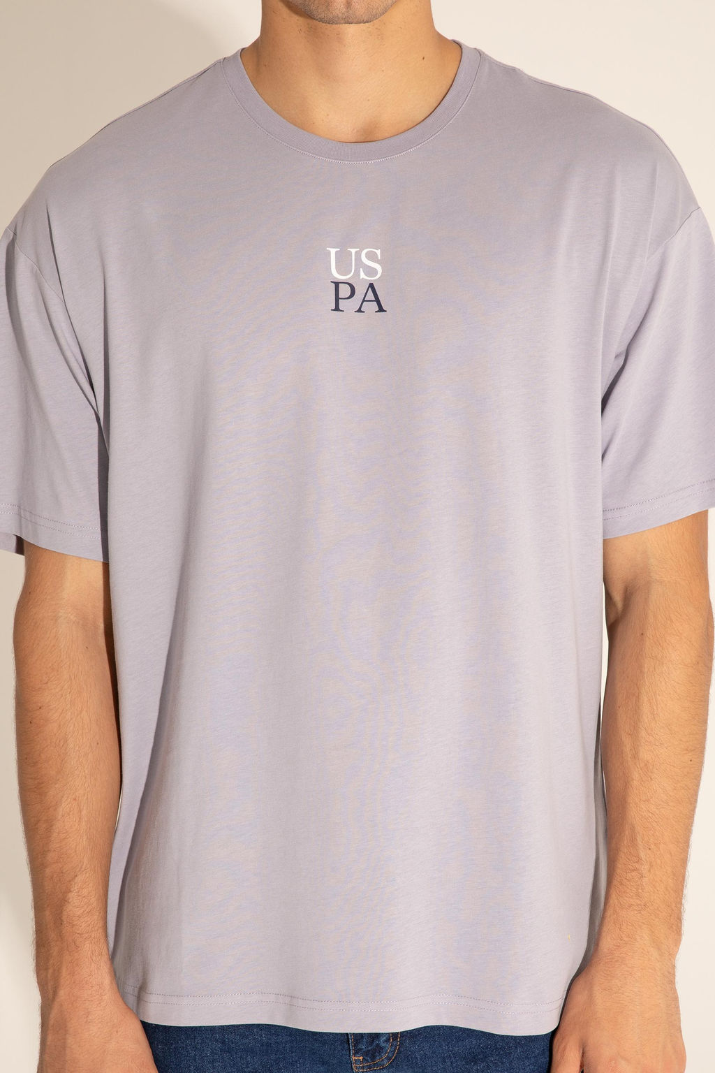 Серая удобная футболка с круглым вырезом Неожиданная скидка в корзине