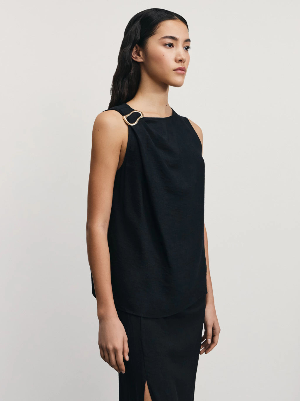 Блузка-топ с декоративной брошью из вискозы / Zarina  фото 4