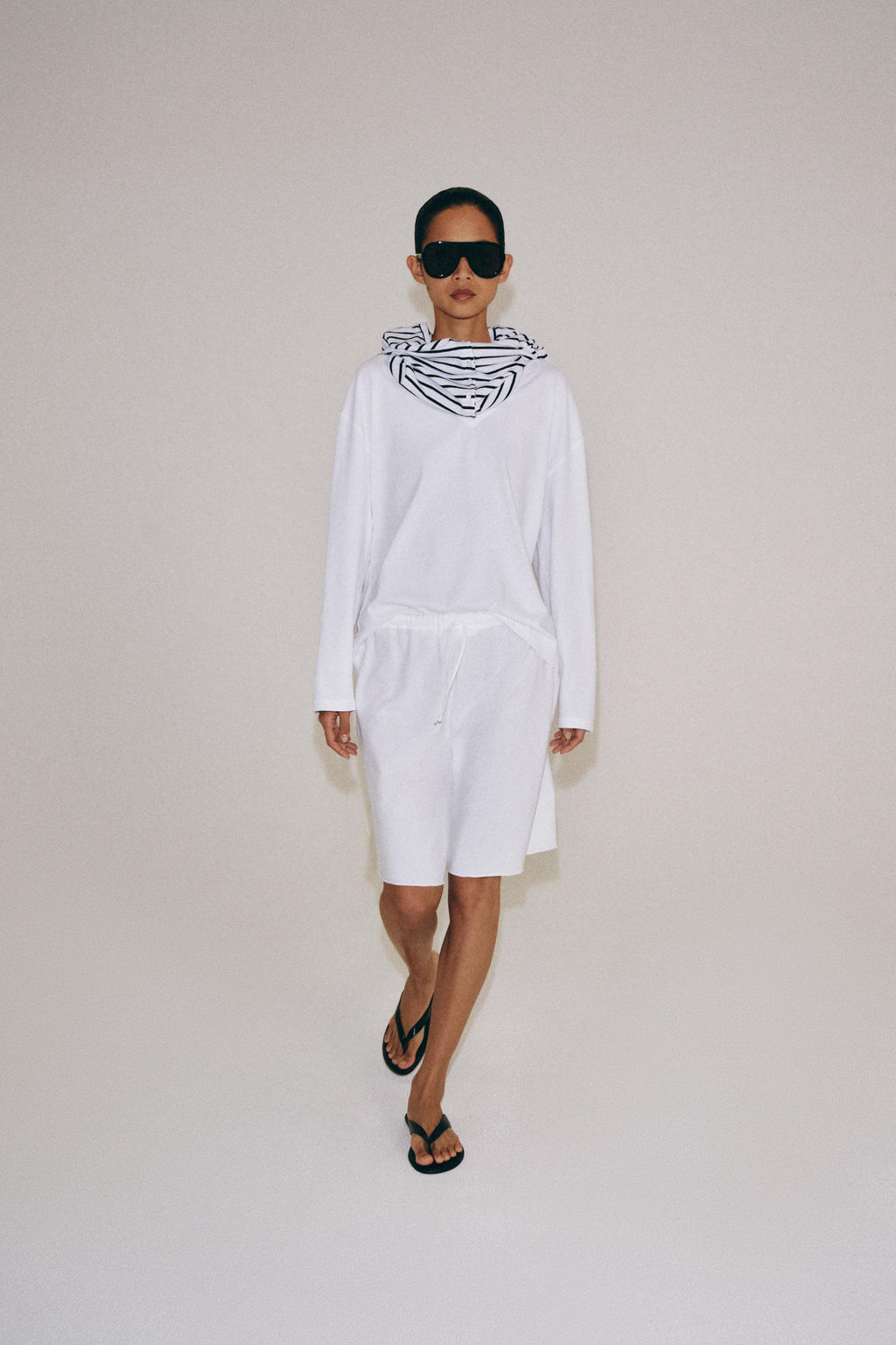 CAMISETA ESCOTE PICO ALGOD?N / Blanco - Zara фото 5