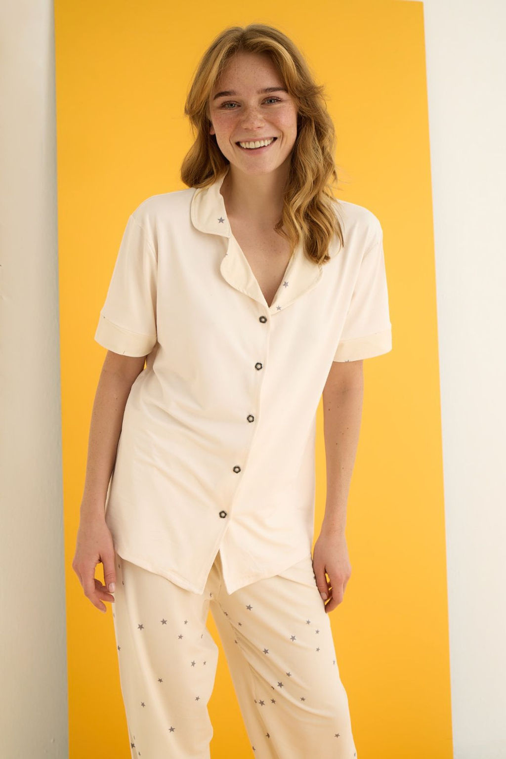 Trendyolmilla Ekru Y?ld?z Desenli Gomlek Yaka Yumusak Tuse Orme Pijama Tak?m? THMSS25PT00412