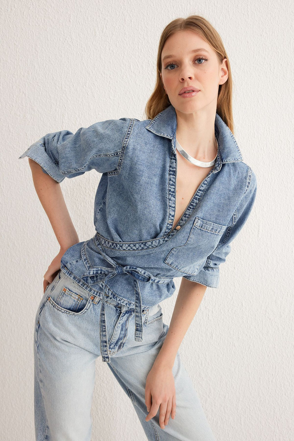 TRENDYOLMILLA Mavi Kruvaze Baglama Detayl? Crop Denim Gomlek TWOSS25GO00023