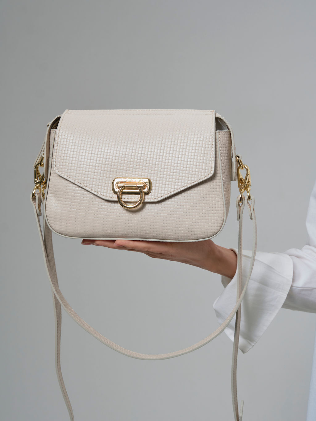 Сумка кожаная через плечо Azaro 3684 бежевая лиана