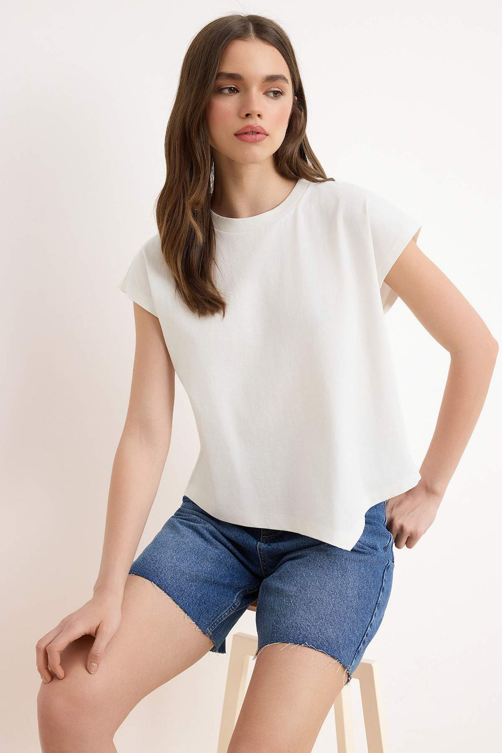 Ekru Duz Relaxed Bisiklet Yaka Dusuk Kol K?sa %100 Pamuk Orme T-Shirt TWOSS26TS00253 - Trendyolmilla фото 2