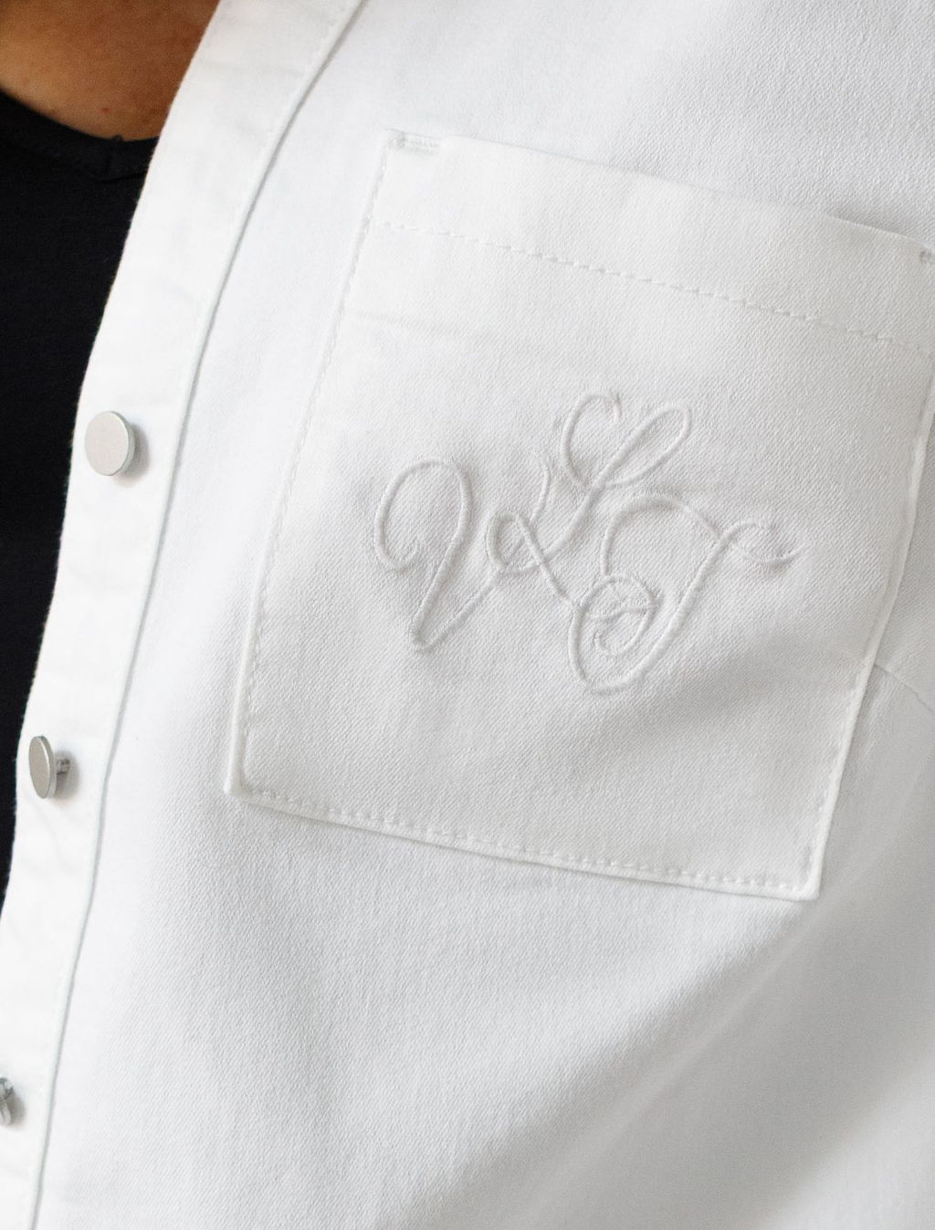 Укороченная рубашка с карманом из облегченного денима