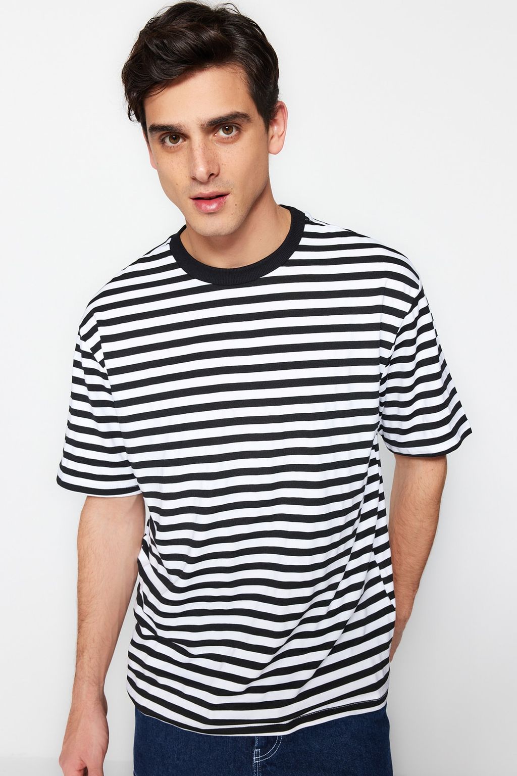 TRENDYOL MAN Siyah Oversize/Genis Kesim Cizgili K?sa Kol T-Shirt TMNSS20TS0511 - Trendyolmilla фото 9