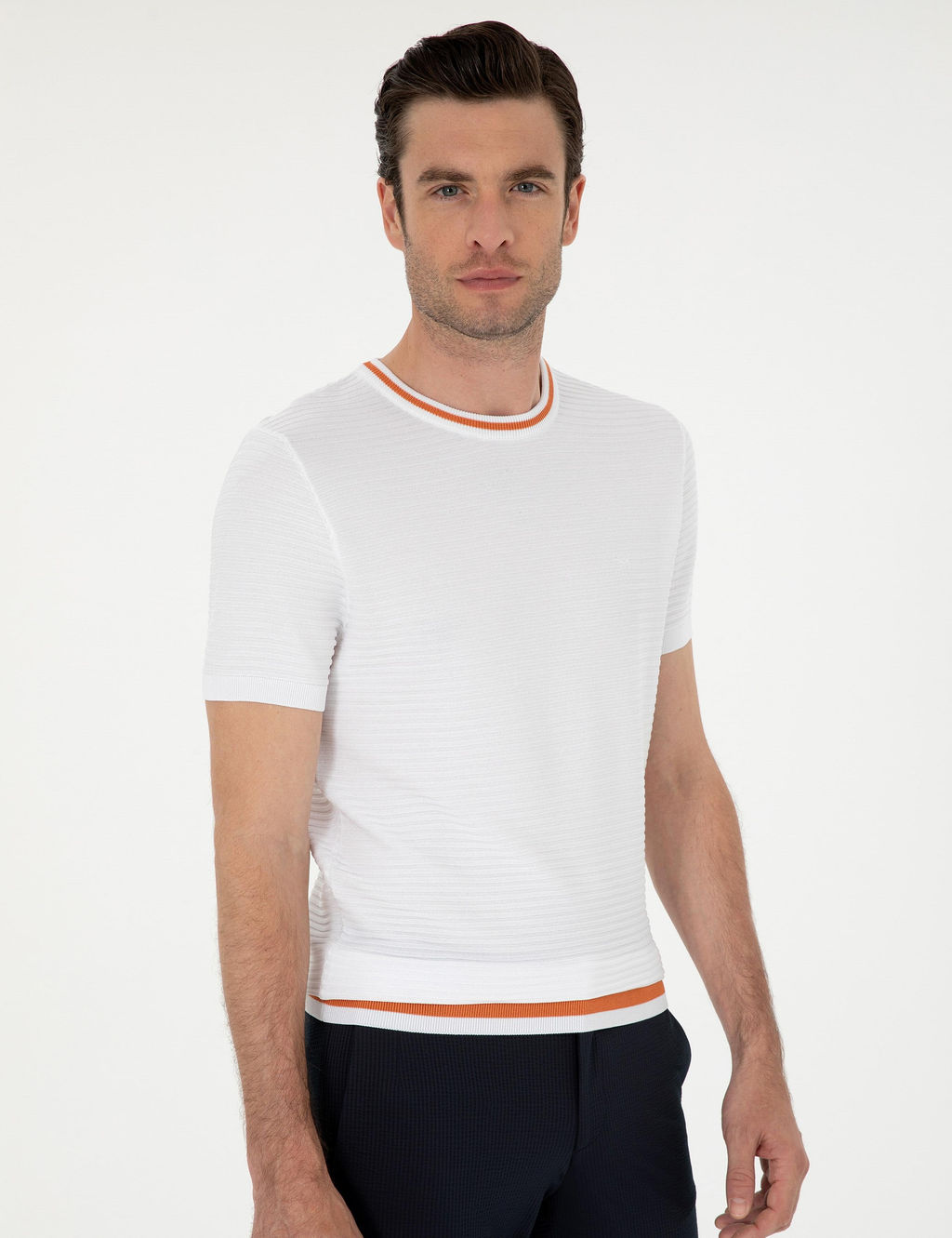 Белая приталенная трикотажная футболка с круглым вырезом - Cacharel фото 3