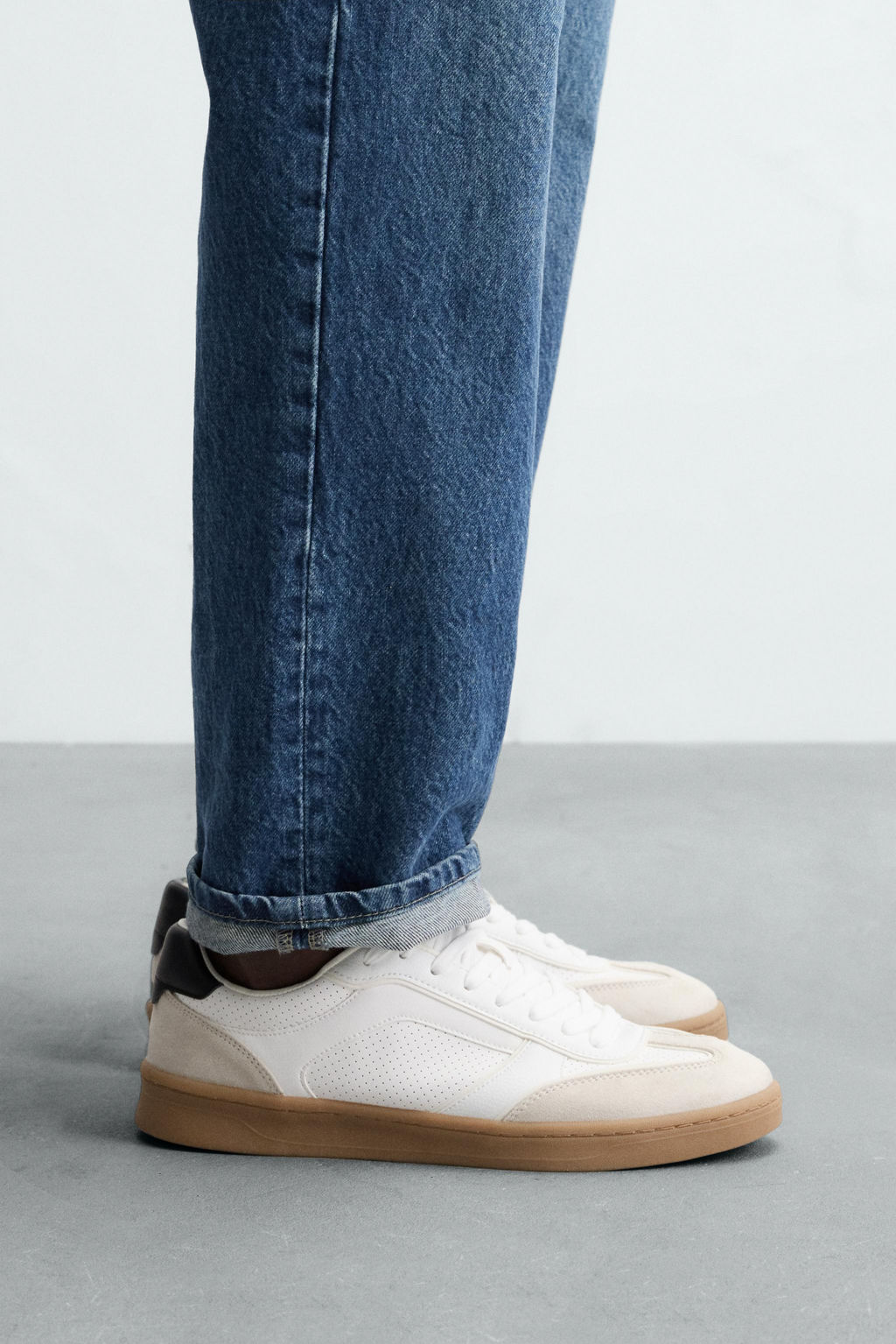 TRAINERS WITH CONTRAST SOLE