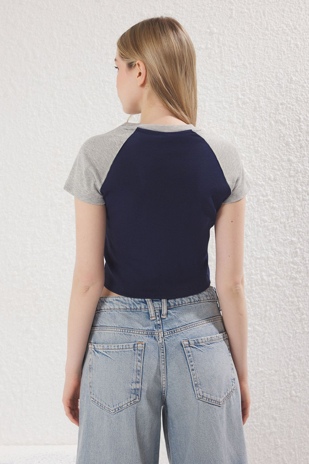 Lacivert Renk Bloklu Fitted/Vucuda Oturan Crop Pamuklu Esnek Orme T-Shirt TWOSS25TS00112