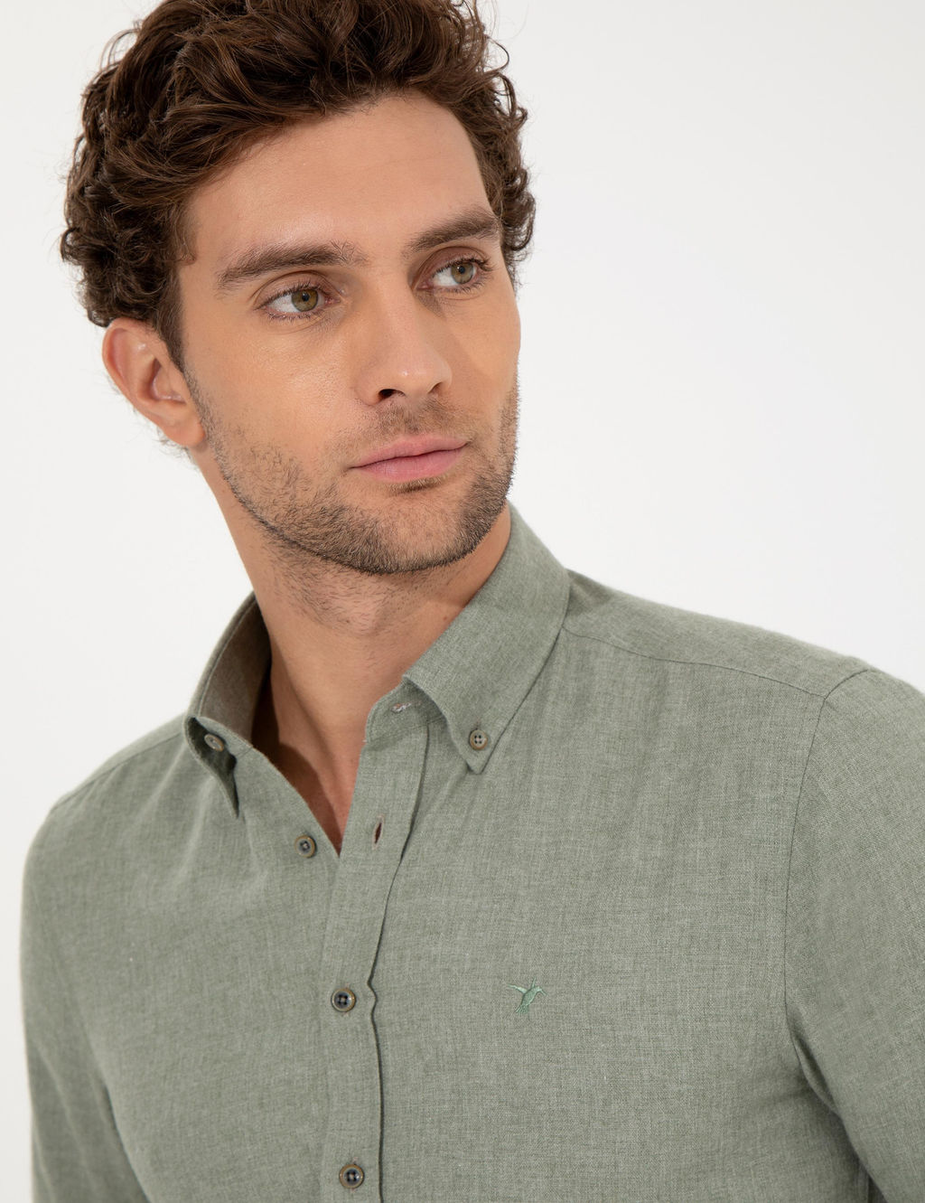 Светло-зеленая приталенная рубашка с длинным рукавом