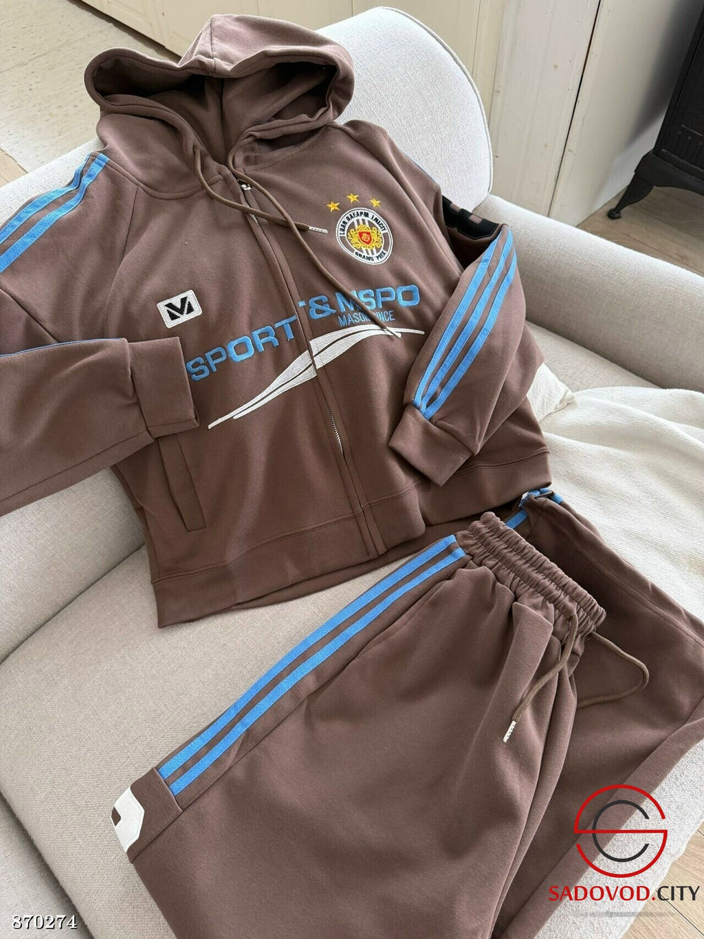 Женский спортивный костюм