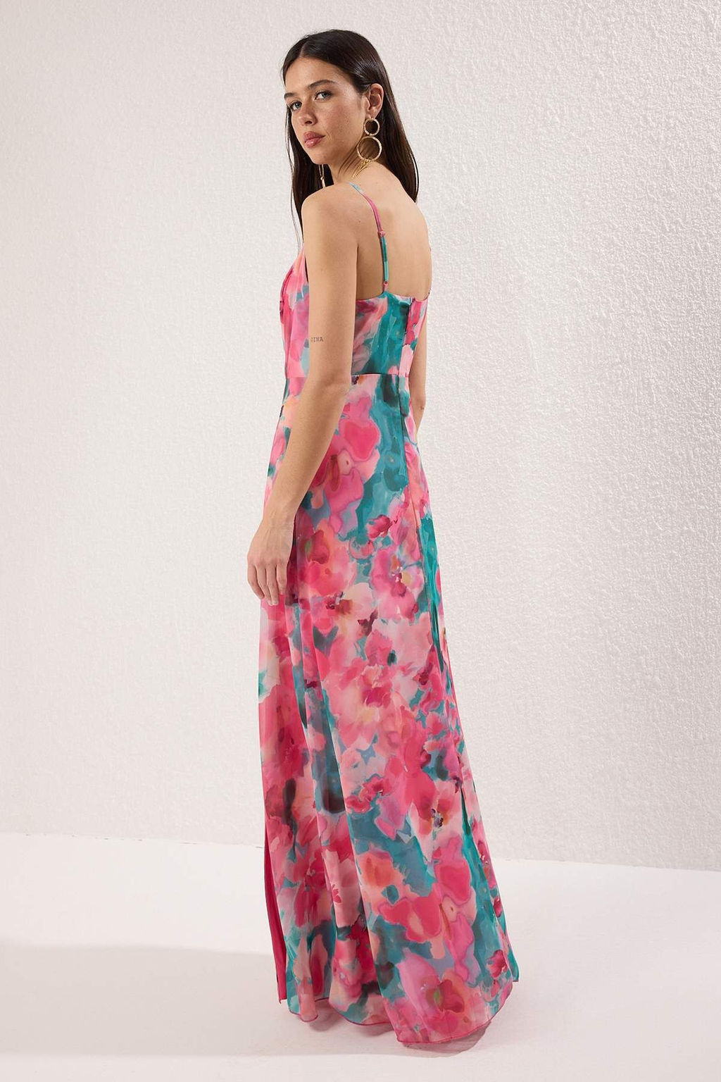 Trendyolmilla Cok Renkli Cicekli Y?rtmac Detayl? Sifon Ucus Ucus Uzun Abiye Mezuniyet Elbisesi TPRSS25AE00186 фото 5