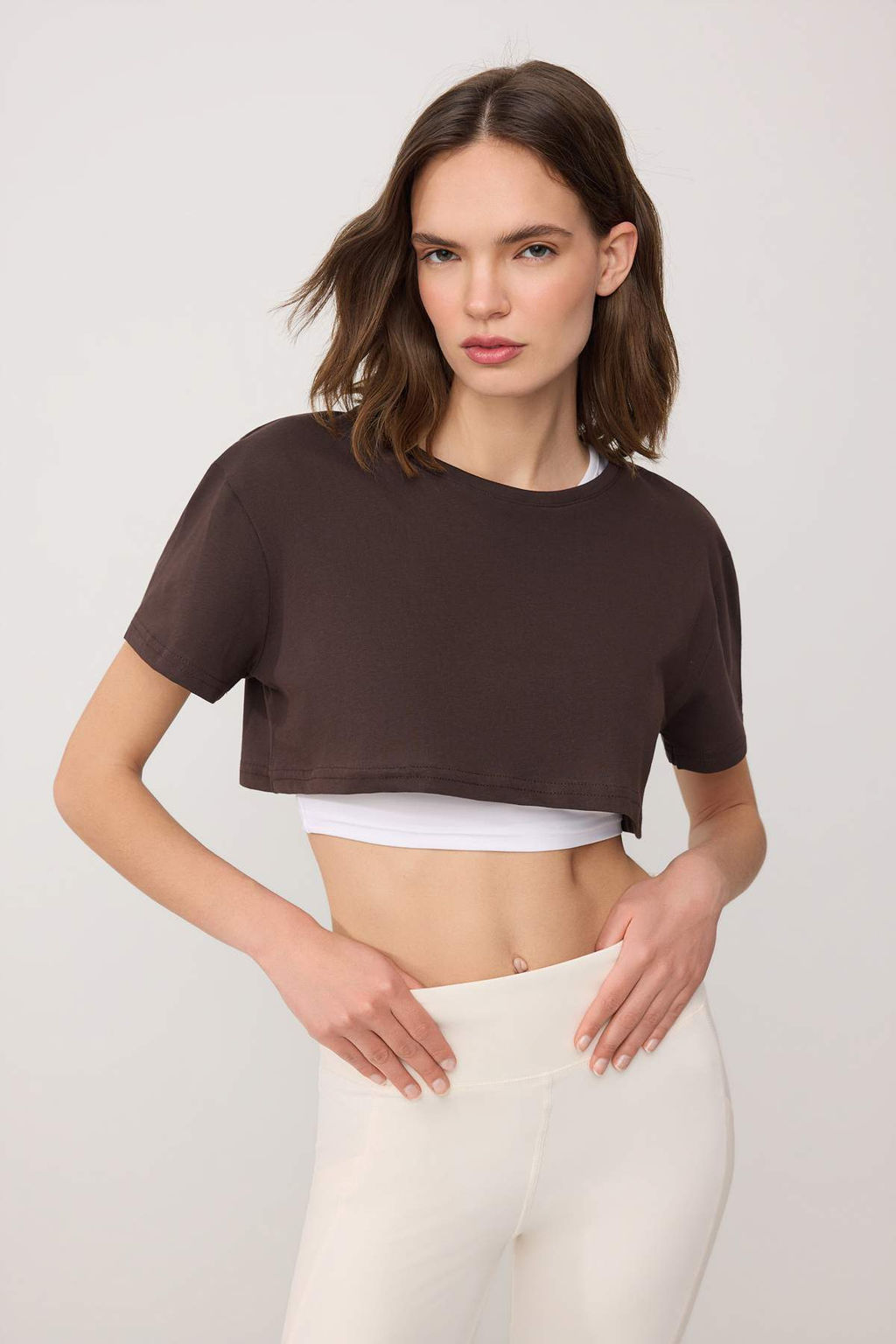 TRENDYOLMILLA Siyah Beyaz %100 Pamuklu 2 Katmanl? Reflektor Bask?l? Crop Orme Spor T-Shirt THMSS24TS00001 фото 24