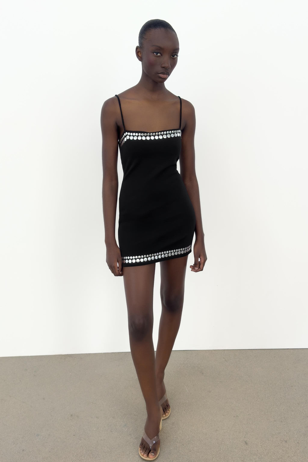 VESTIDO MINI TACHAS / Negro