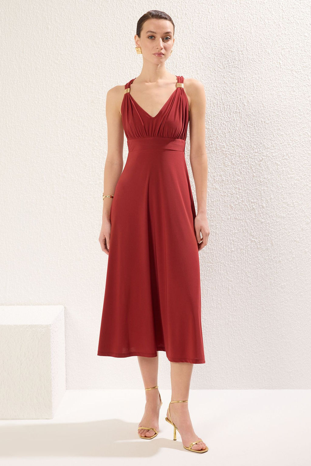 TRENDYOLMILLA Siyah Duz Maxi Aksesuar Detayl? Y?rtmacl? Buzgulu Vucuda Oturan Esnek Orme Elbise TWOSS25EL00091
