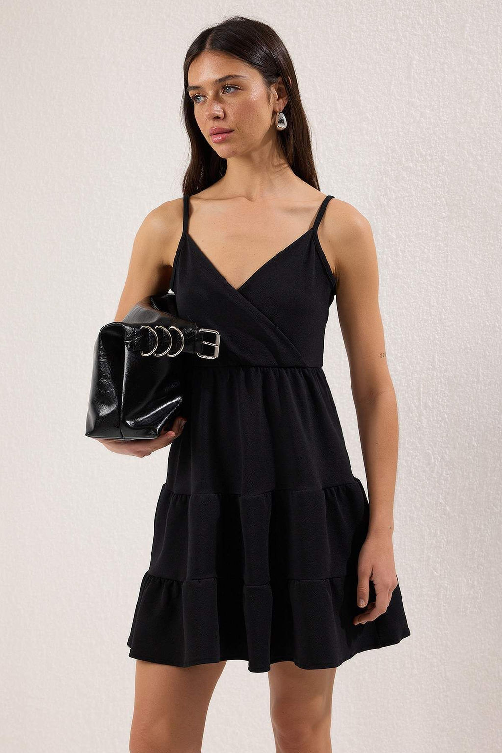 Trendyolmilla Siyah Ask?l? Kruvaze Kapamal? Skater/Belden Ac?lan Godeli Orme Elbise TWOSS25EL00831