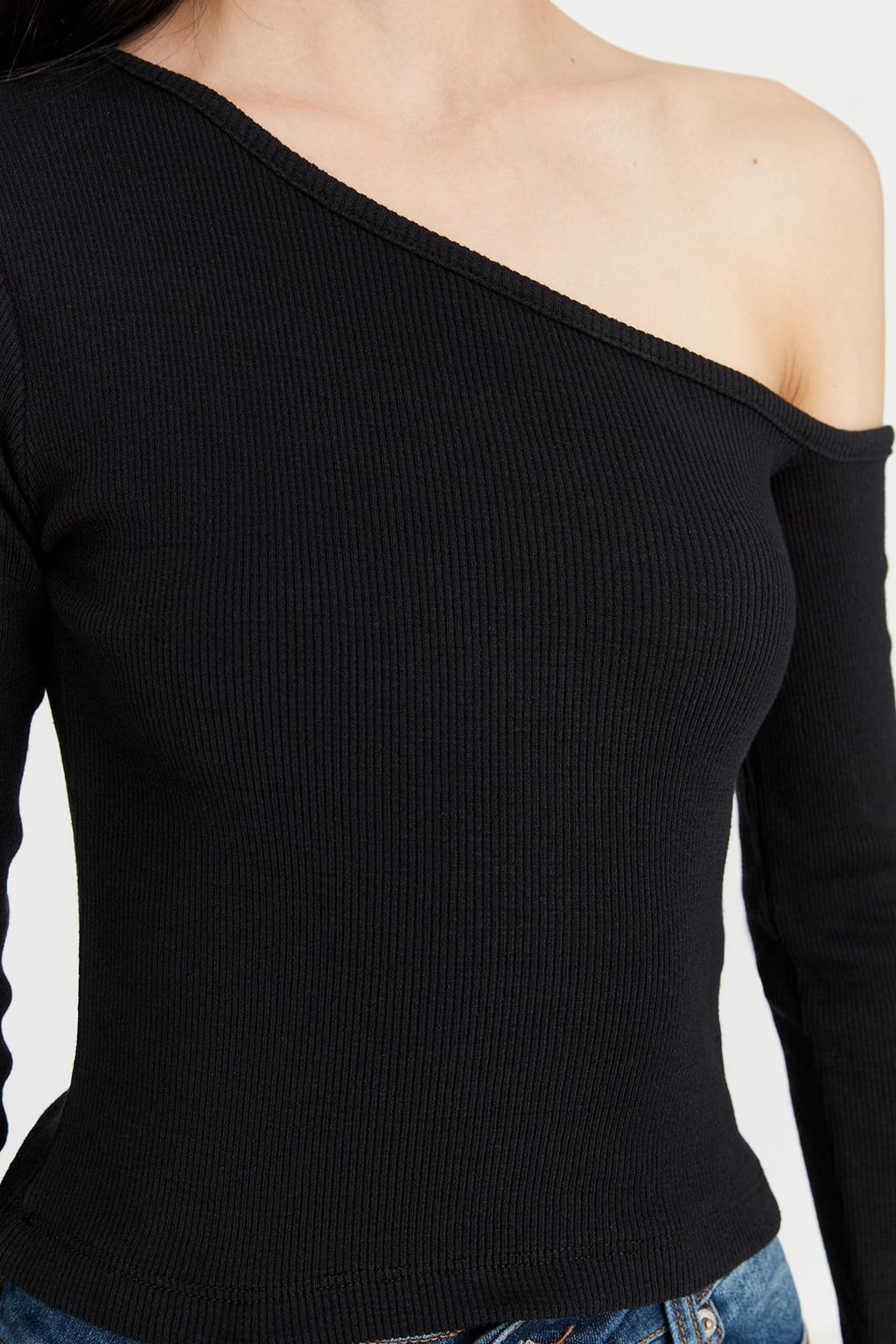 Siyah Fitted/Vucuda Oturan Asimetrik Yaka Omzu Ac?k Fitilli Esnek Orme Bluz TWOAW23BZ00088