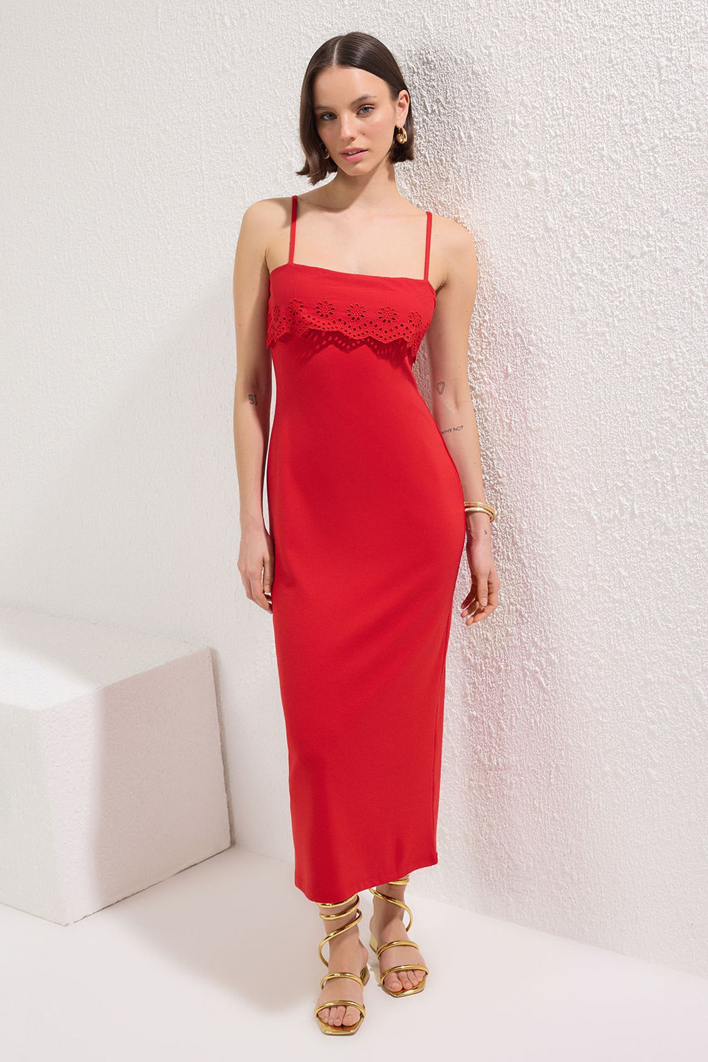 K?rm?z? Brode Detayl? Bodycone/Vucuda Oturan Midi Orme Elbise TWOSS25EL00356 - Trendyolmilla фото 3