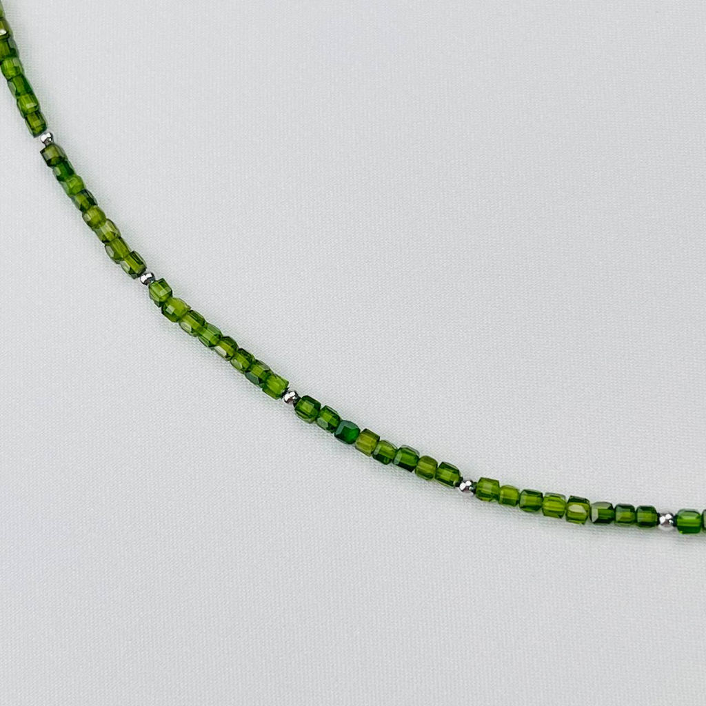 Бусы-чокер из Хромдиопсида