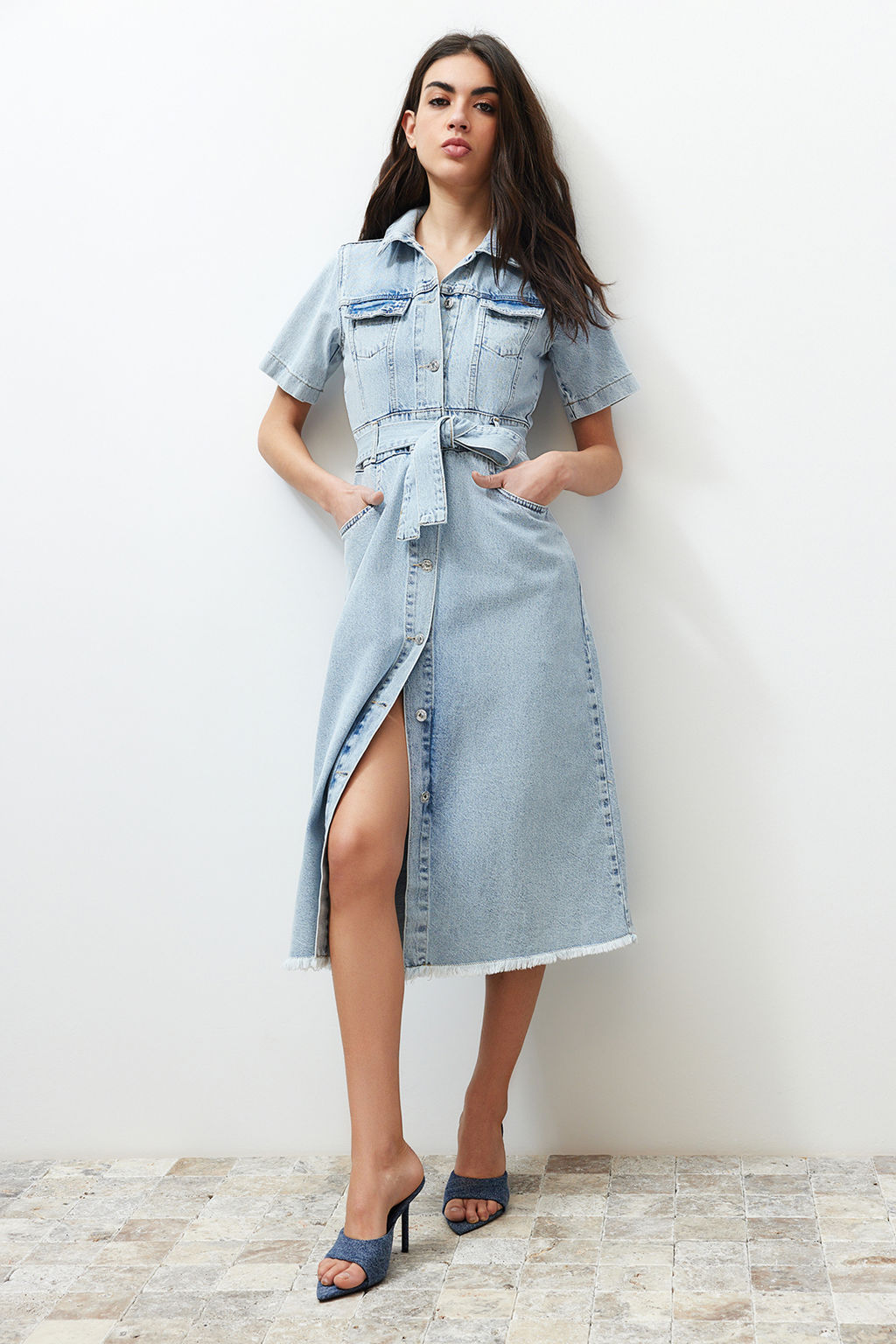 TRENDYOLMILLA Ekru Etek Ucu Puskullu Kemerli Maxi Denim Elbise TWOSS24EL00377