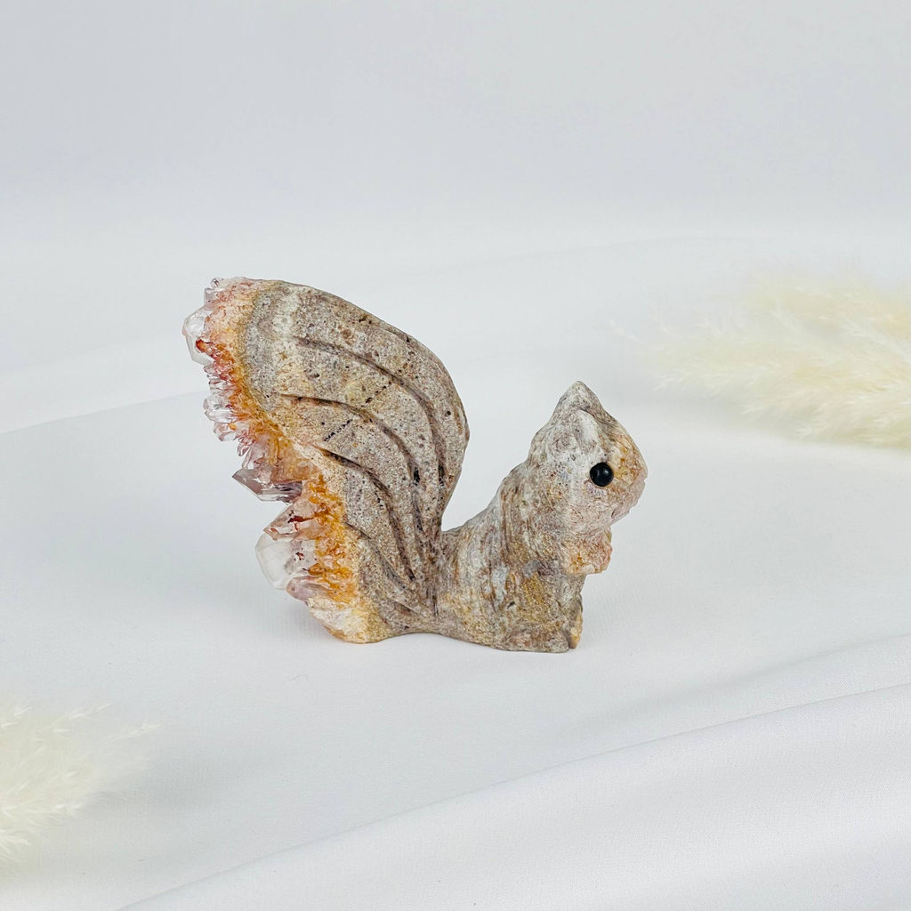 Белка из камня с друзами Горного Хрусталя