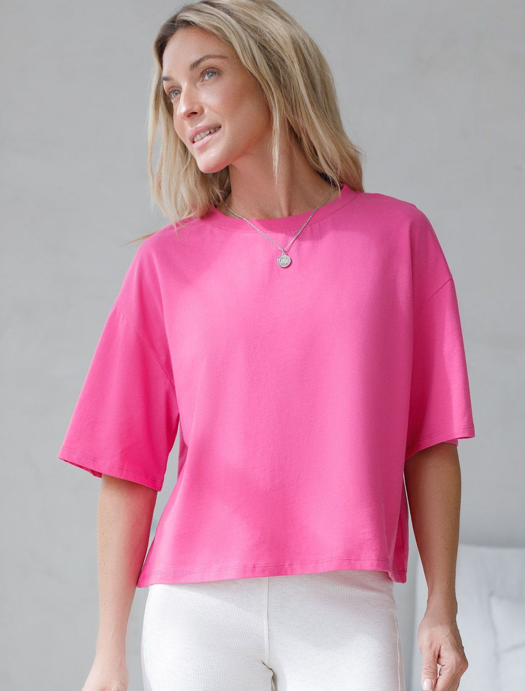 Укороченная футболка силуэта овер-сайз