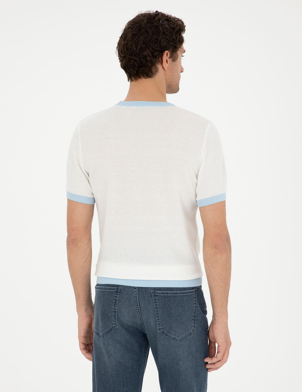 Белая приталенная трикотажная футболка с круглым вырезом