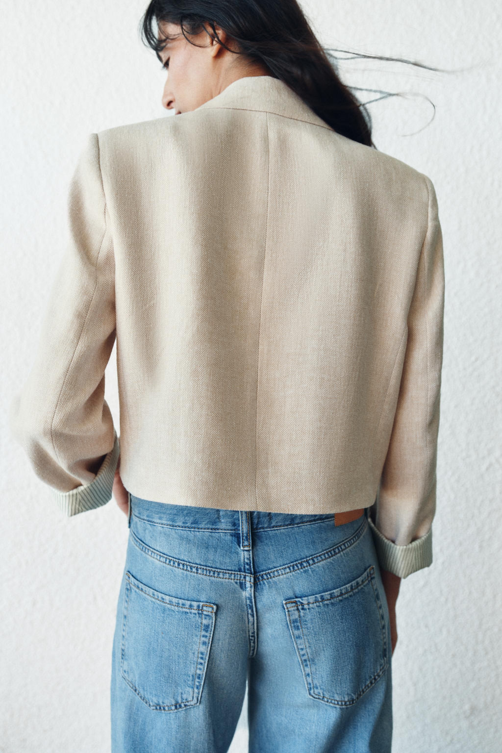 BLAZER CORTA CON LINO HOMBRERAS / Beige claro - Zara фото 7
