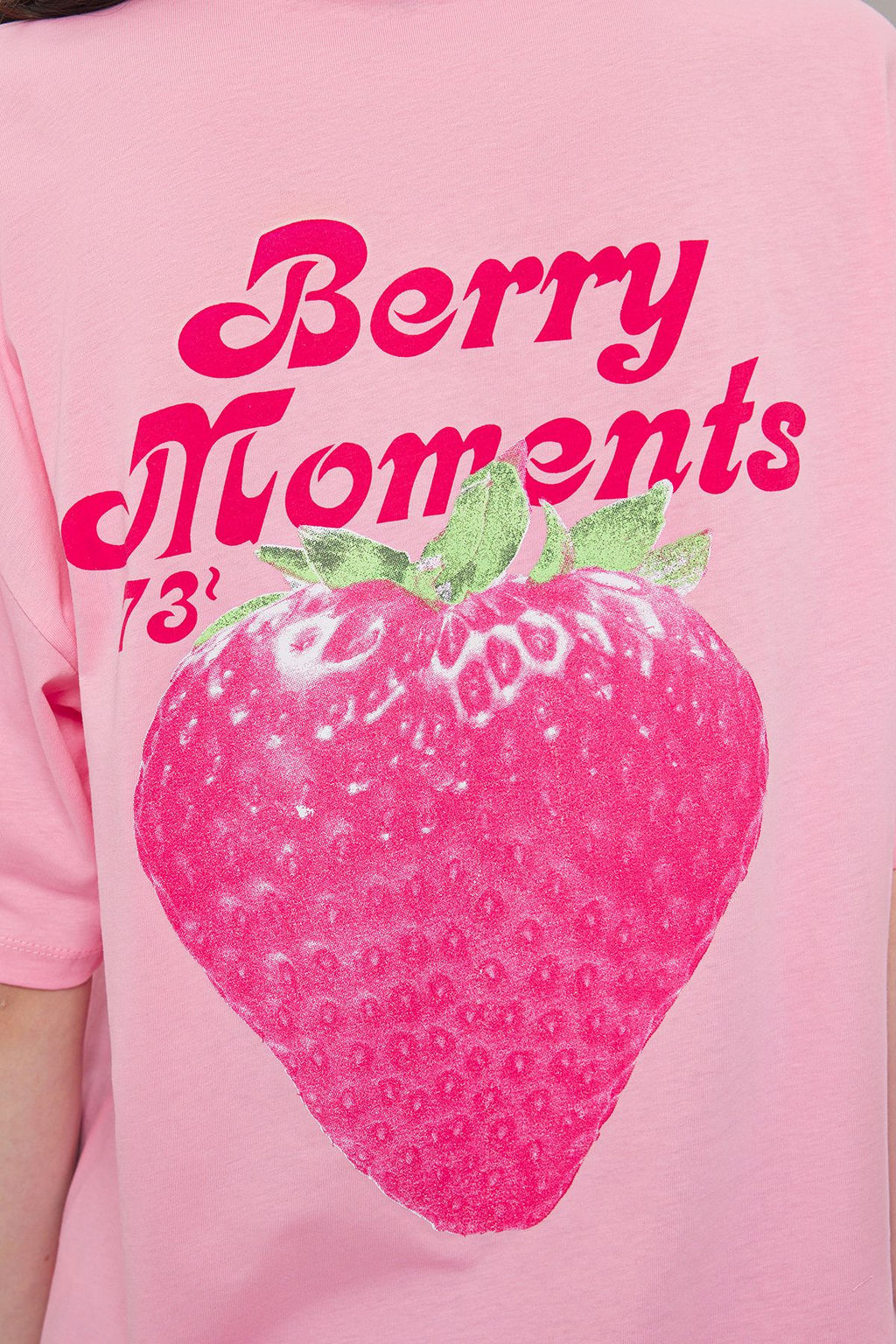 TRENDYOLMILLA Ac?k Pembe %100 Pamuk Oversize/Genis Kal?p On Arka Bask?l? Orme T-Shirt TWOSS25TS00077  фото 3