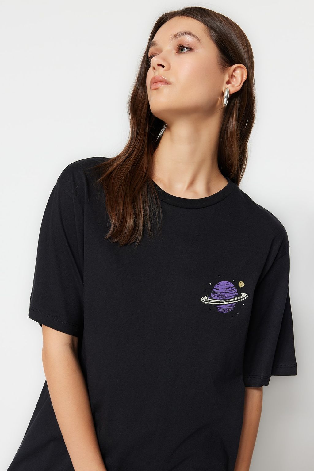TRENDYOLMILLA Siyah %100 Pamuk On ve Arka Galaksi Bask?l? Boyfriend Fit Bisiklet Yaka Orme T-Shirt TWOSS23TS00257  фото 6