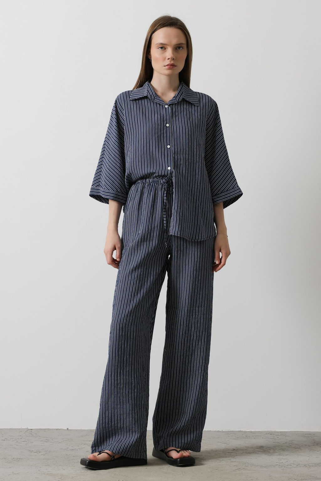 TRENDYOLMILLA Lacivert Beli Lastikli Baglama Detayl? Wide Leg/Genis Paca Cizgili Pantolon TWOSS25PL00043