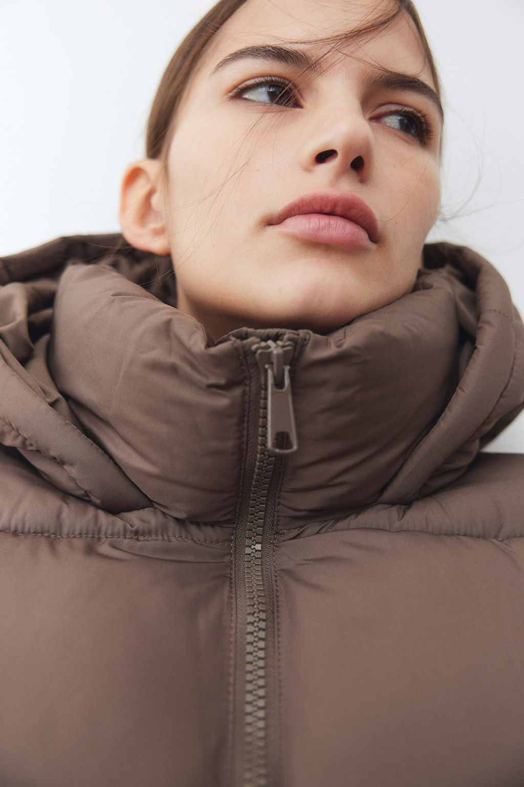 Chaqueta puffy con capucha - H&m фото 2