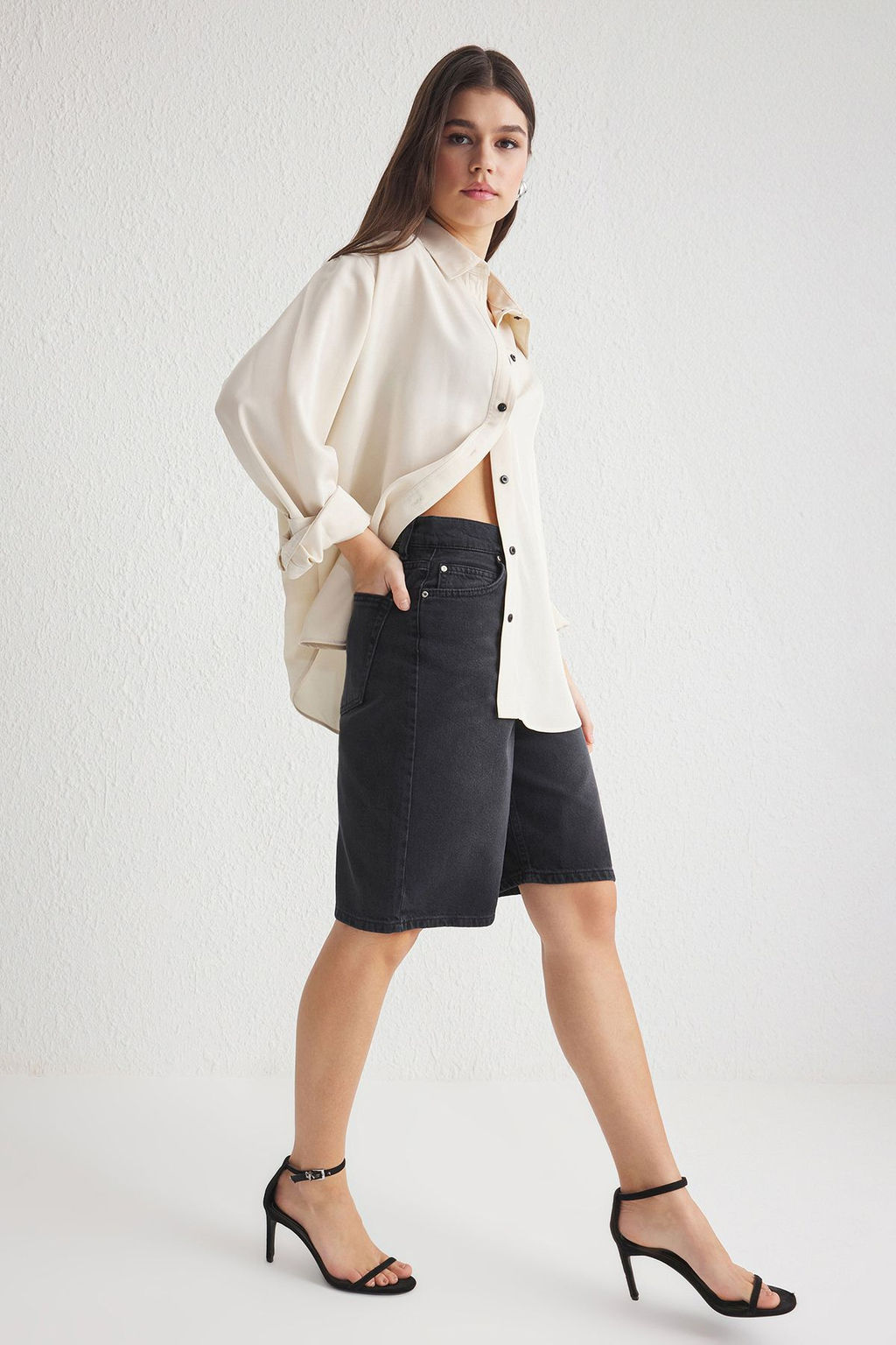 Siyah Yuksek Bel Denim Bermuda TWOSS25SR00017