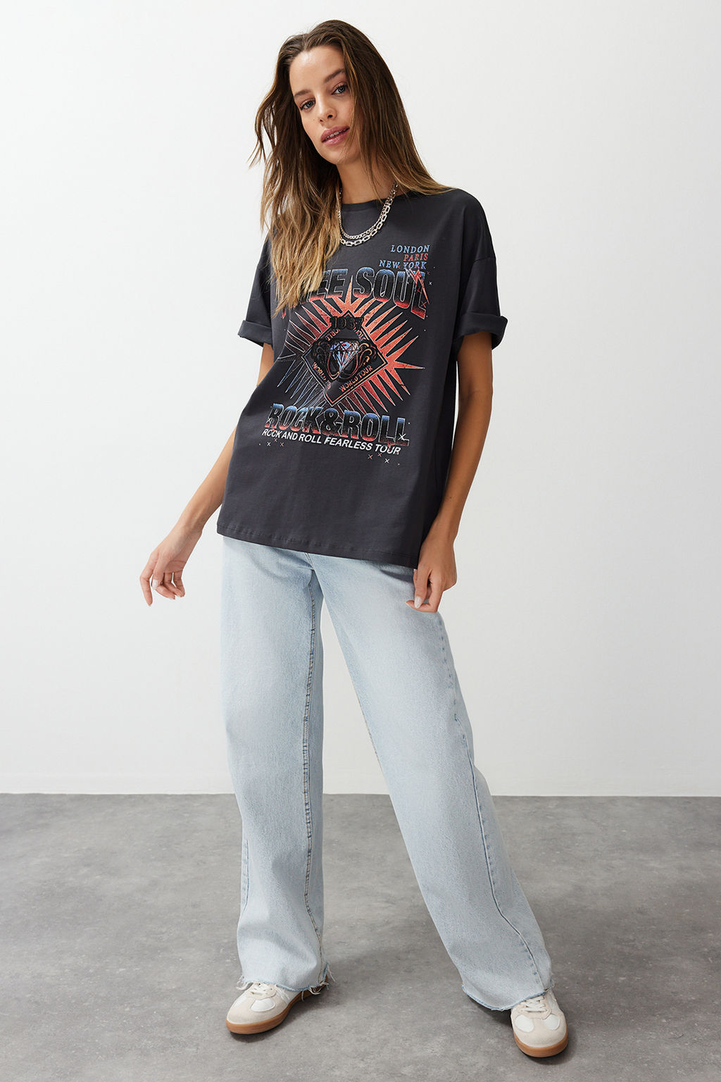 TRENDYOLMILLA Antrasit %100 Pamuk Bask?l? Oversize/Genis Kesim Orme T-Shirt TWOSS24TS00187 фото 3