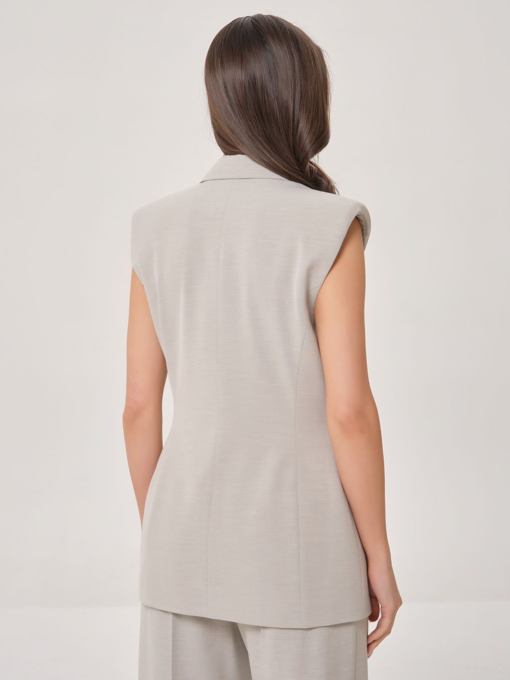 Жилет полуприлегающего силуэта