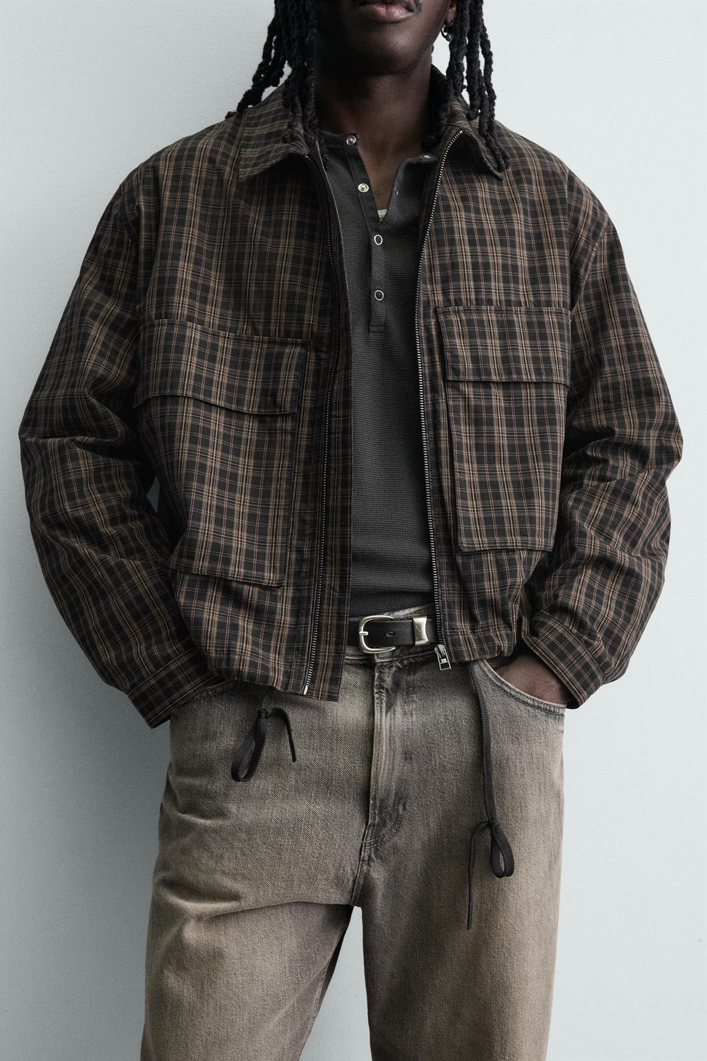 CAZADORA CROPPED FIT CUADROS / Negro / Marr?n