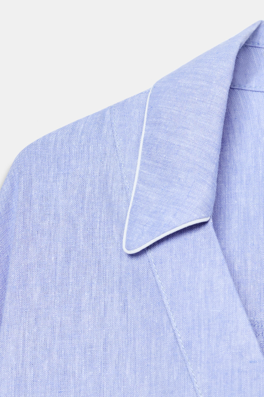 BLUSA CON LINO DETALLE VIVOS / Azul claro