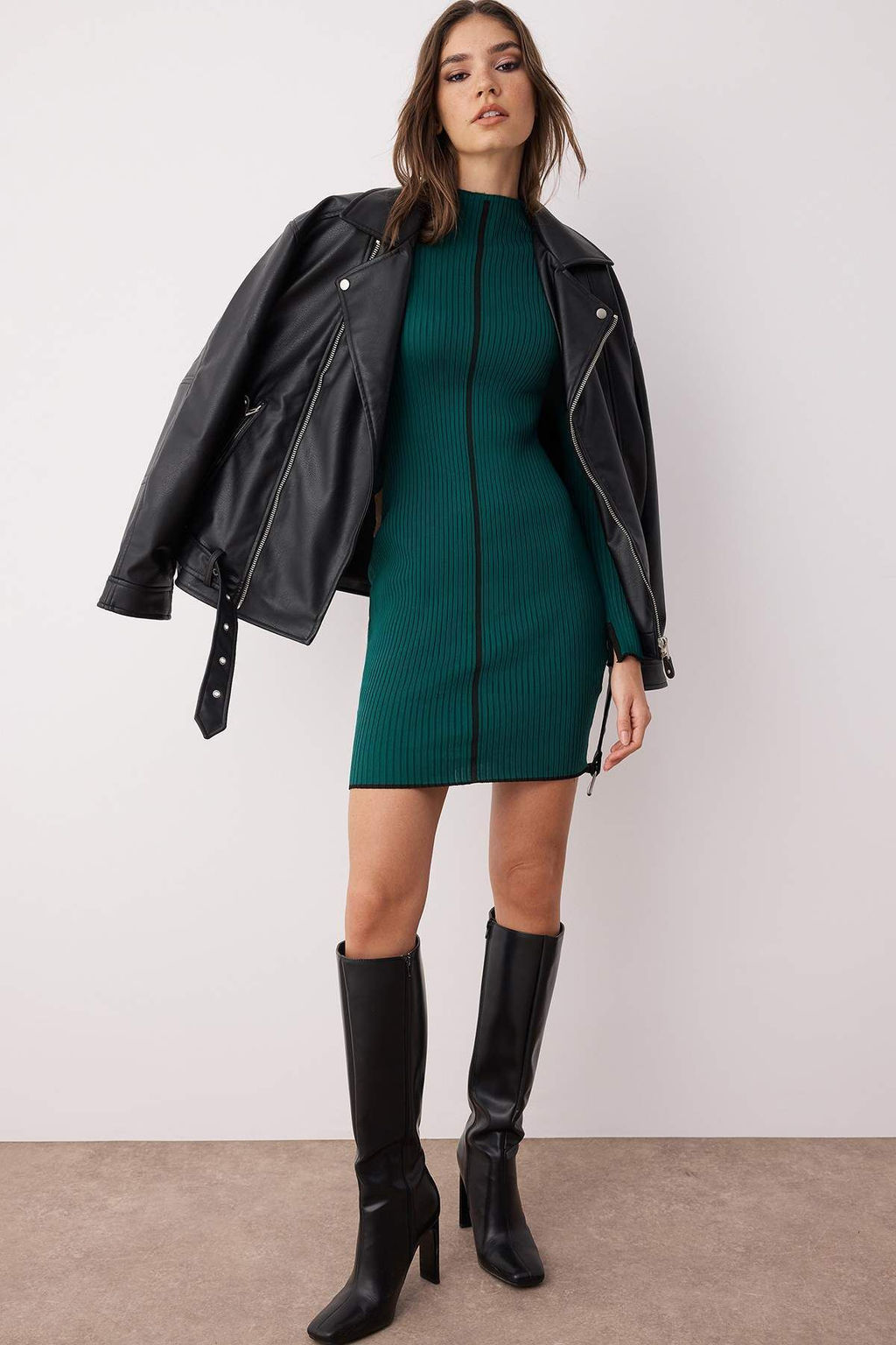 TRENDYOLMILLA Siyah Mini Triko Kontrast Renkli Elbise TWOAW24EL00041 фото 16