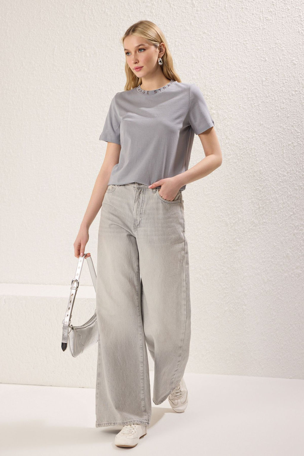 TRENDYOLMILLA Gri %100 Pamuk Regular/Normal Kal?p Slogan Bask?l? Basic Dik Yaka Orme T-Shirt TWOAW20TS0099  фото 2