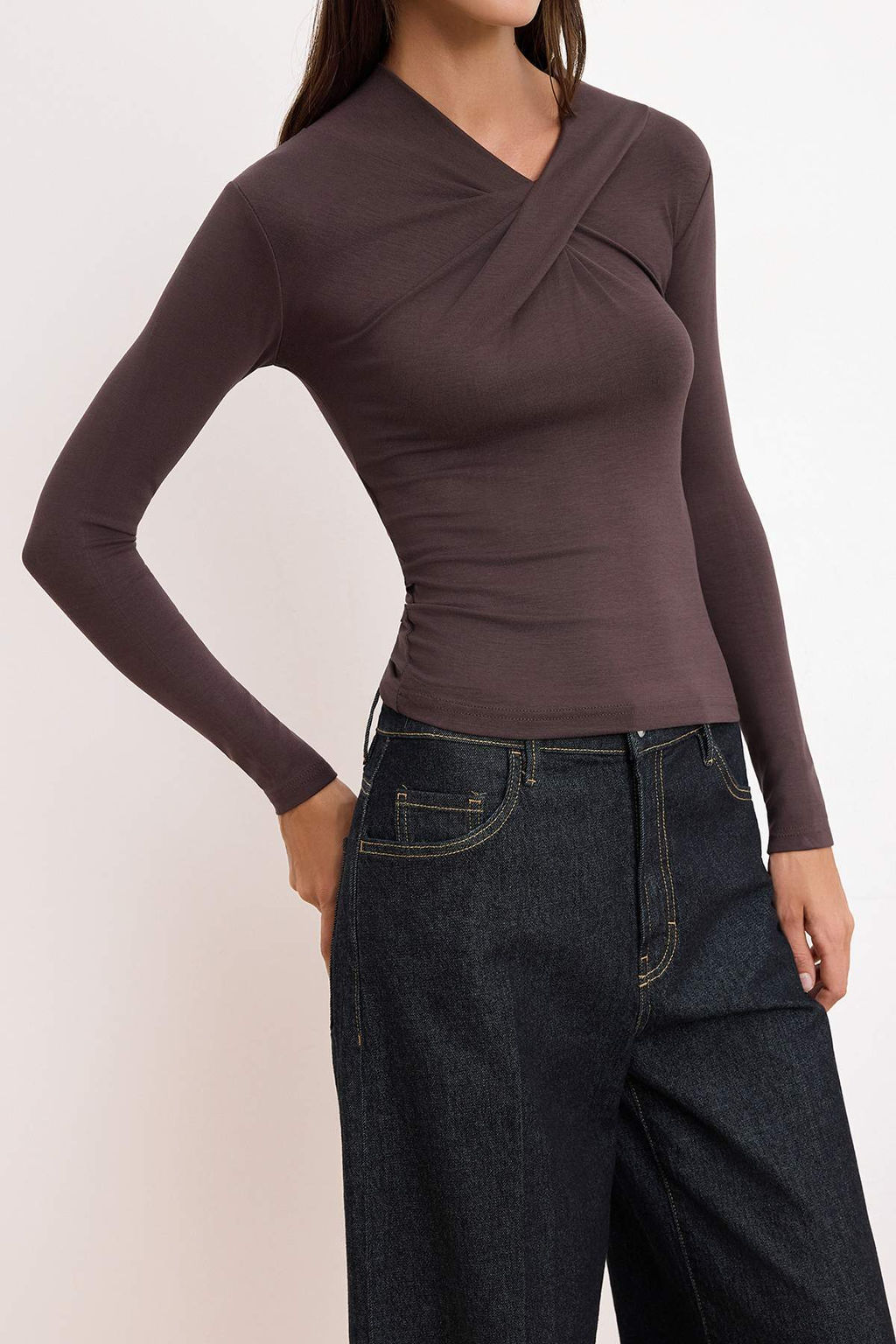 Kahverengi Fitted/Vucuda Oturan Asimetrik Yaka Uzun Kollu Esnek Orme Bluz TWOSS26BZ00692 - Trendyolmilla фото 3