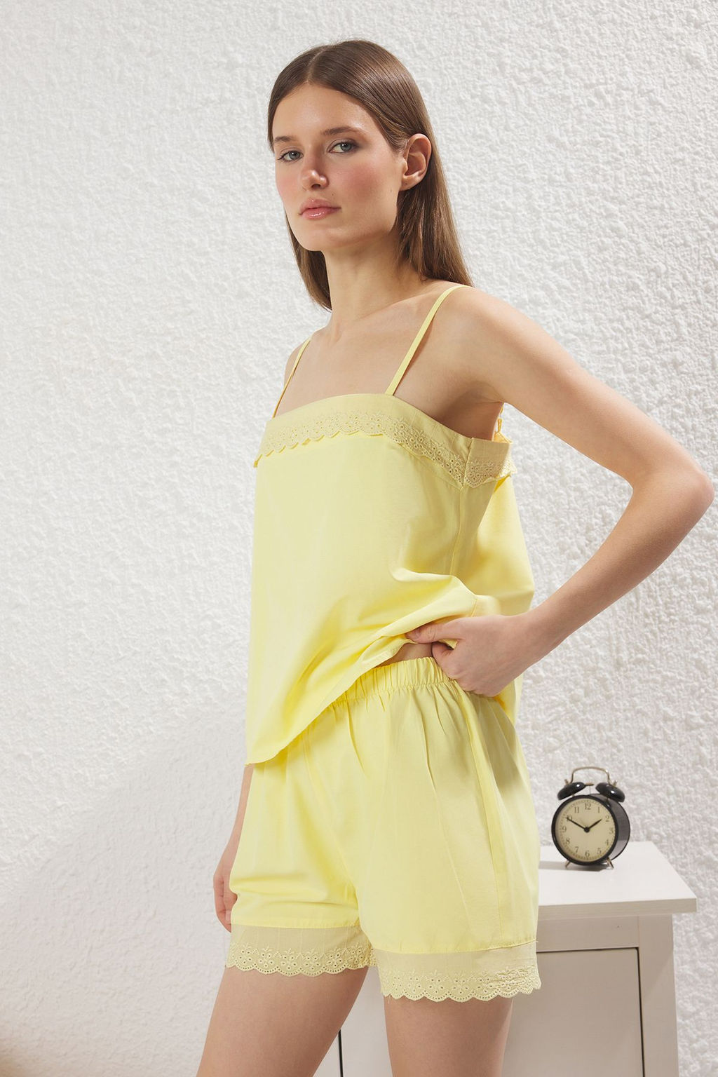 Trendyolmilla Sar? Pamuklu Brodeli Ip Ask?l? Poplin Sortlu Dokuma Pijama Tak?m? THMSS25PT00326  фото 2