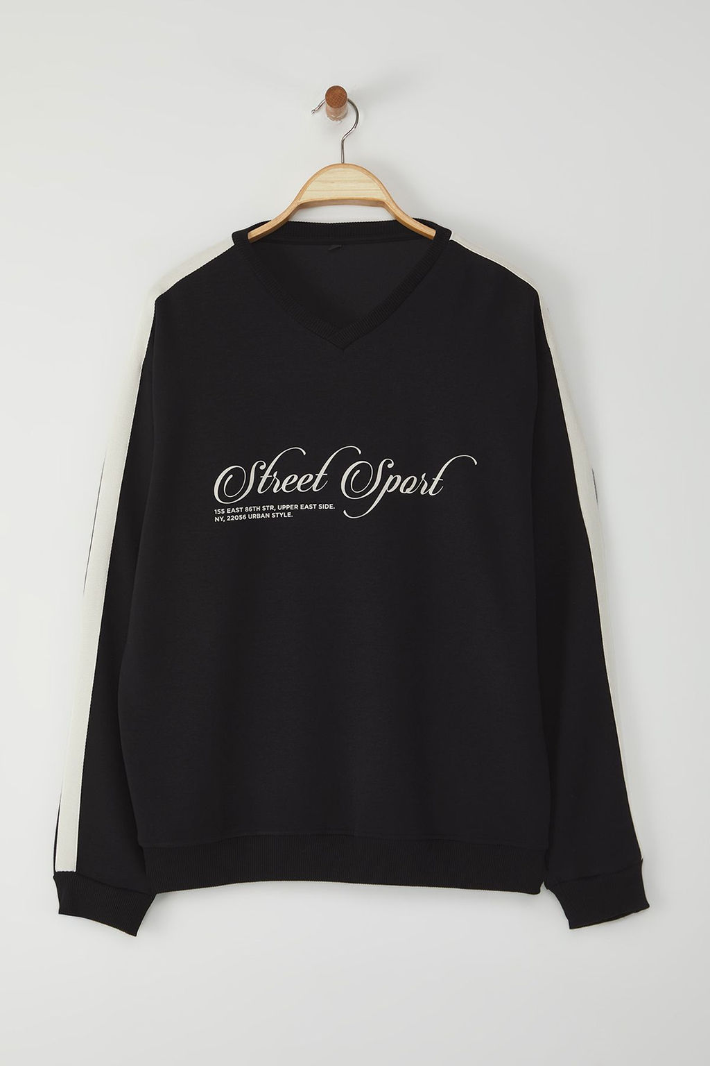 TRENDYOL MAN Siyah More Sustainable Oversize/Genis Kesim V Yaka Yaz? Bask?l? Sweatshirt TMNAW25SW00208