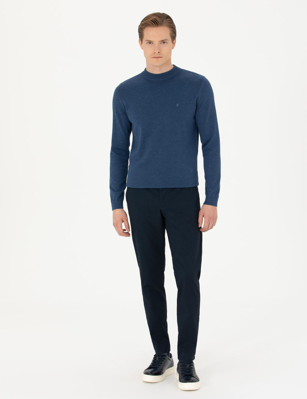 Базовый трикотажный свитер стандартного кроя цвета индиго с четверть-черепаховым воротником