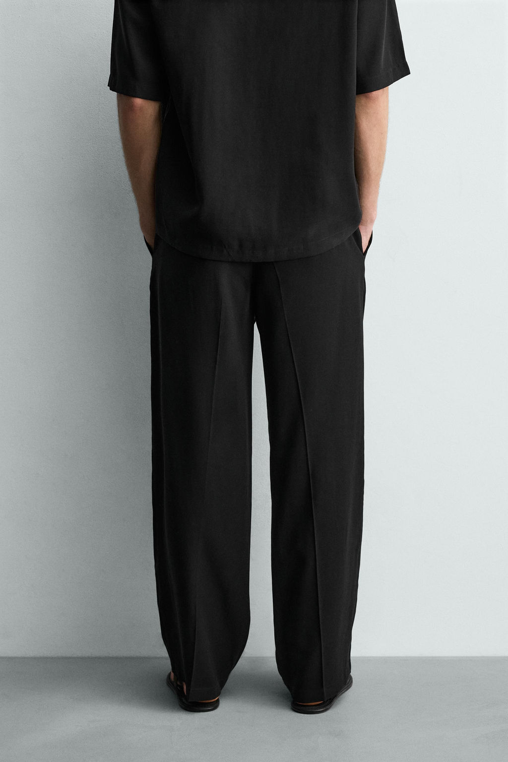 PANTAL?N FLUIDO RELAXED FIT PLIEGUES / Negro