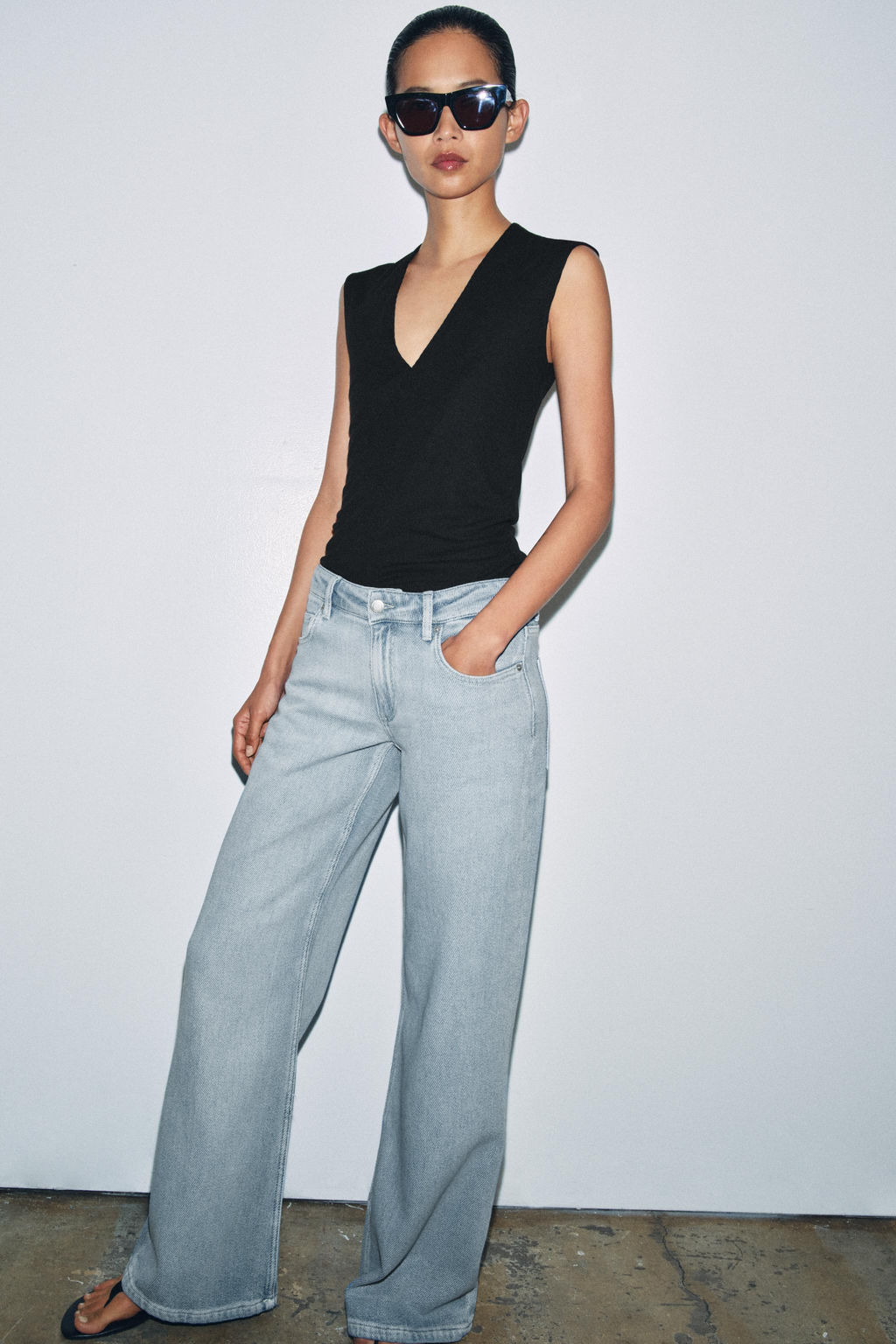 CAMISETA RIB ESCOTE PICO / Negro