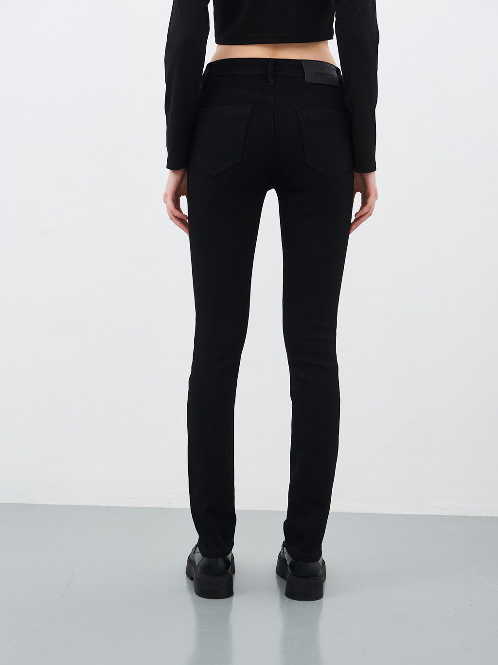 Утепленные женские джинсы зауженного кроя на флисе - Mossmore фото 21