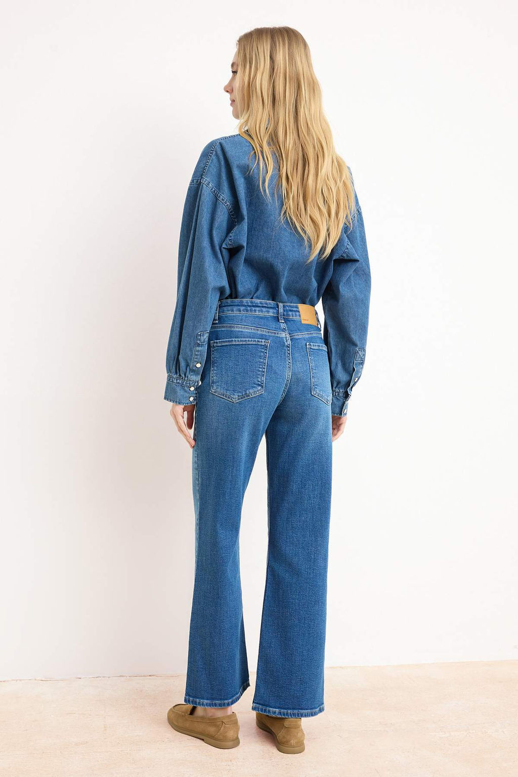 Premium Mavi Ozel Kumas Yuksek Bel Orta Esnek Straight Duz Kesim Jeans TWOSS26JE00147