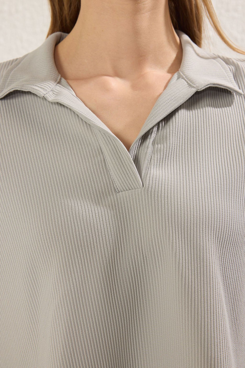 TRENDYOLMILLA Gri Polo Yaka Relaxed/Rahat Kal?p Crop Orme T-Shirt TWOSS25TS00117 фото 3