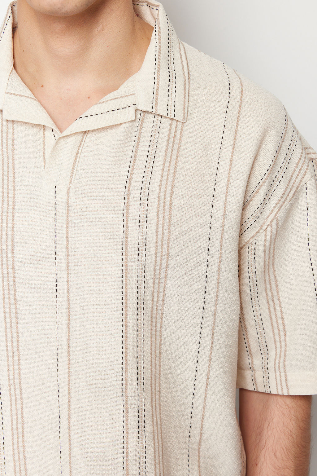Ekru Cizgili Regular Fit Yar?m Pat Gomlek TMNSS24GO00045