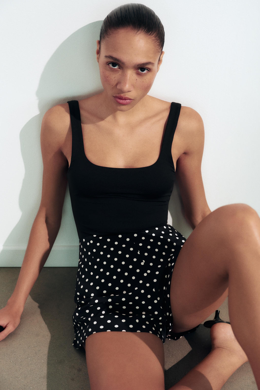SHORTS TIRO ALTO LUNARES / Negro / Crudo - Zara фото 2