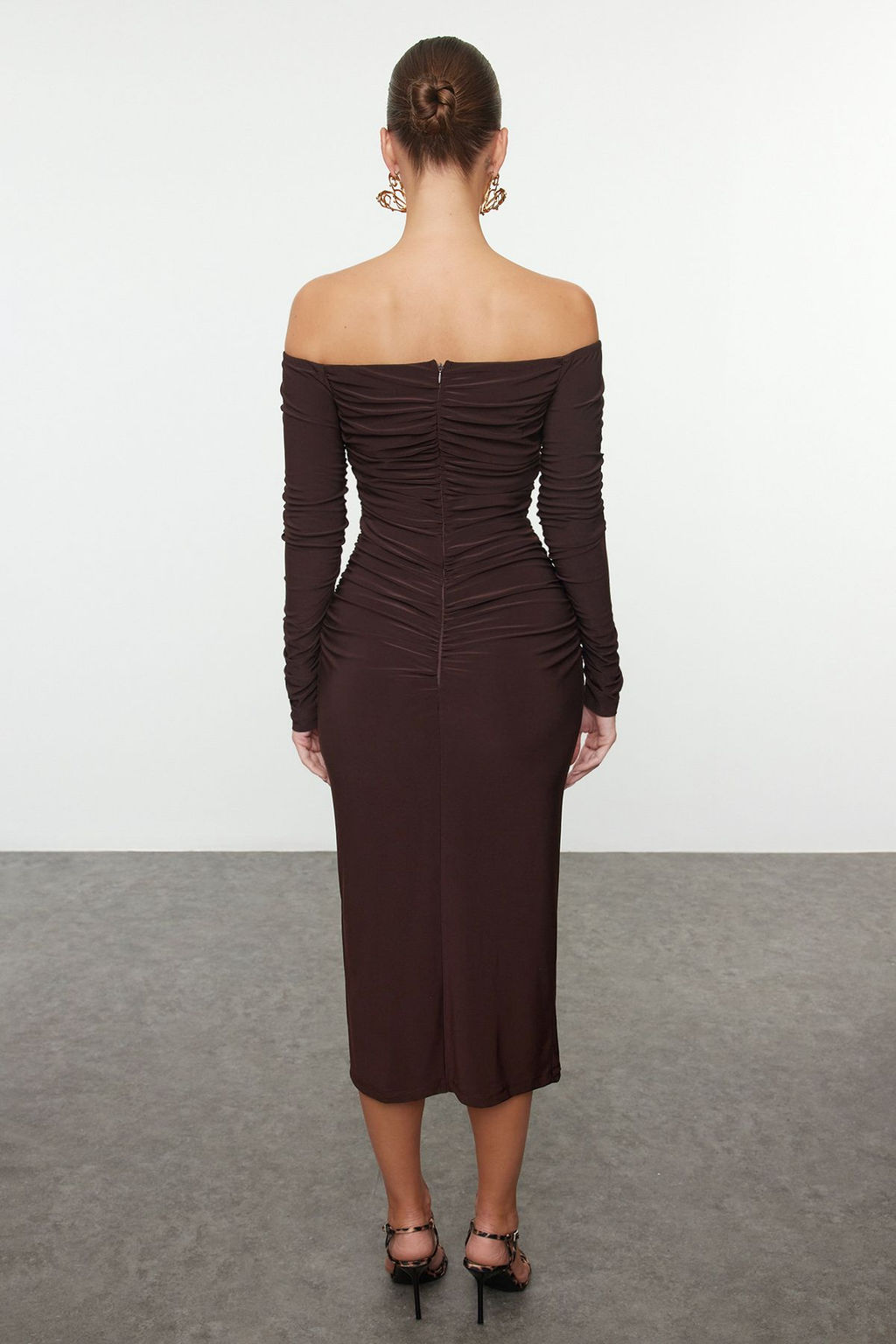 Kahverengi Vucuda Oturan Carmen Yaka Orme Elbise TPRAW25EL00073